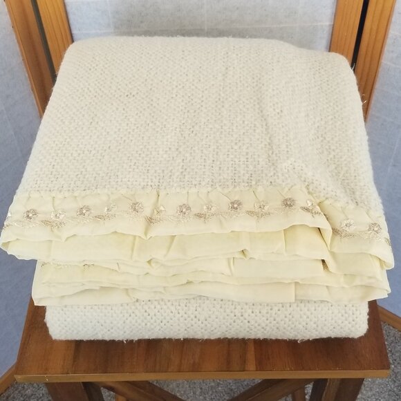 Vintage Yellow Waffle Weave Embroidered Floral Satin Trim Blanket - Picture 2 of 7